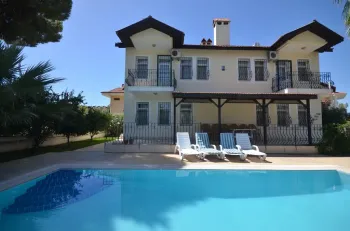 Geniş Havuz ve Olgun Bahçeye Sahip Calis Fethiye Evi